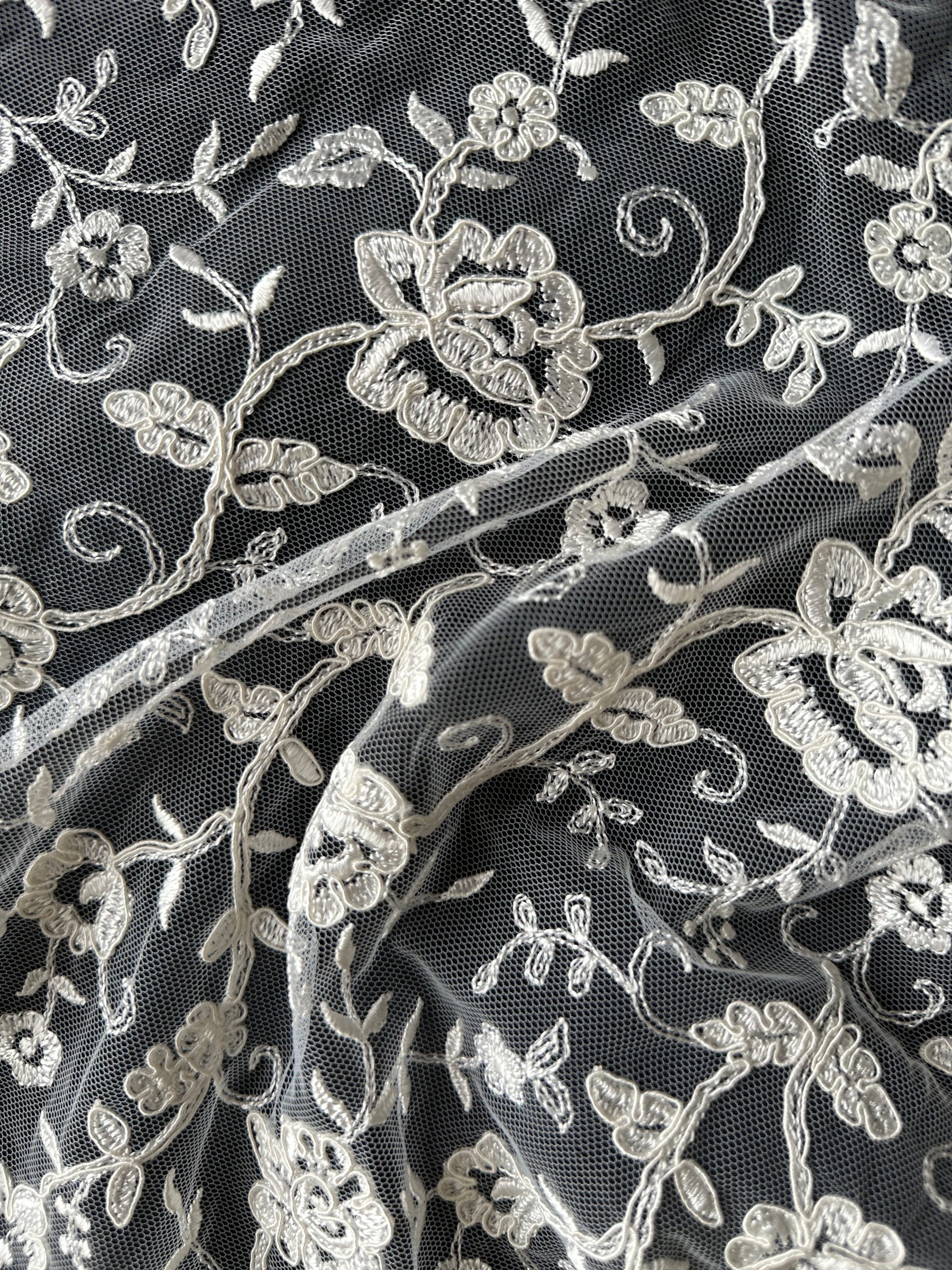 Elfenbeinfarbene Kordelstickerei - P430