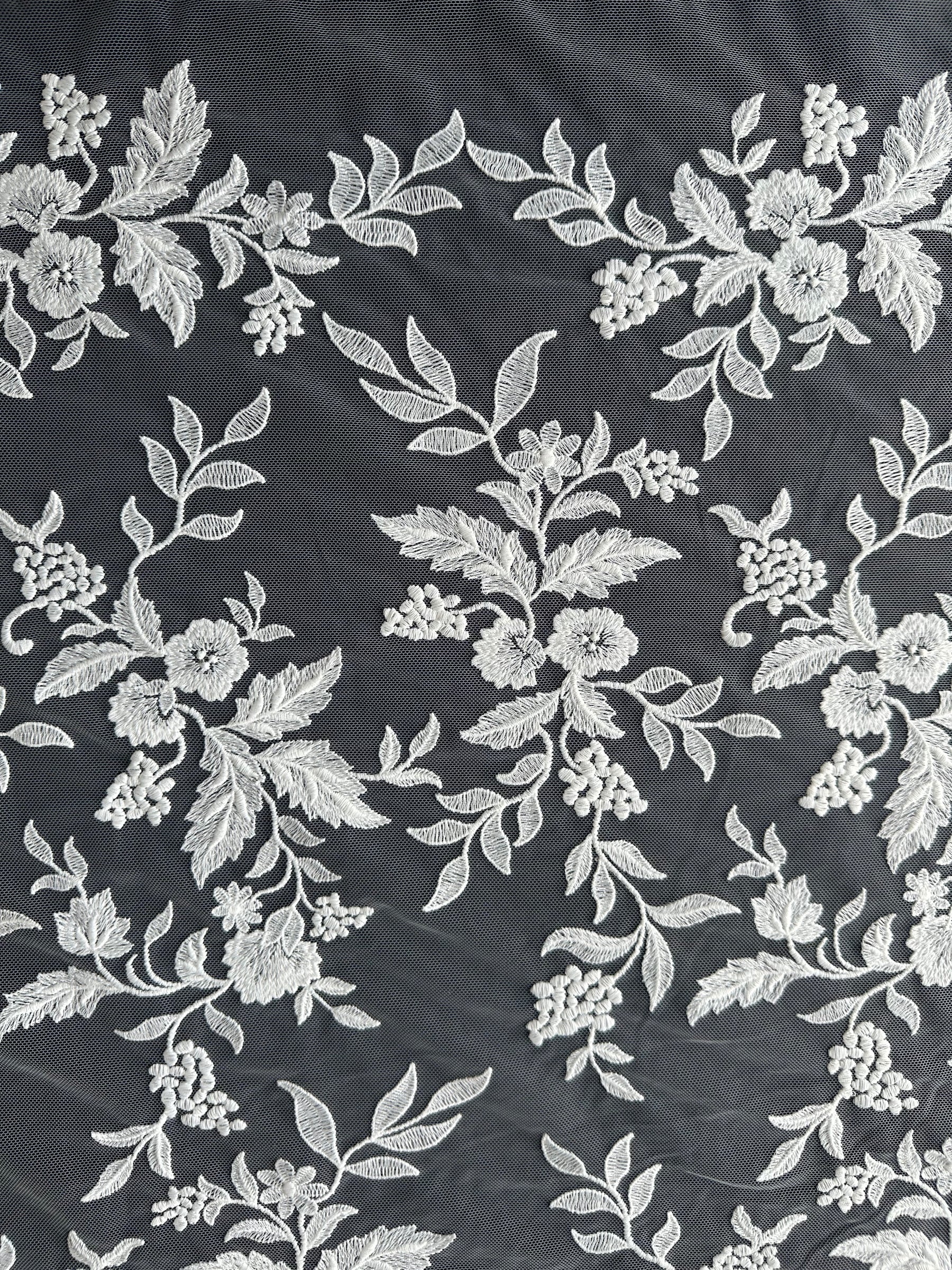 Elfenbeinfarbene bestickte Spitze - EB5039