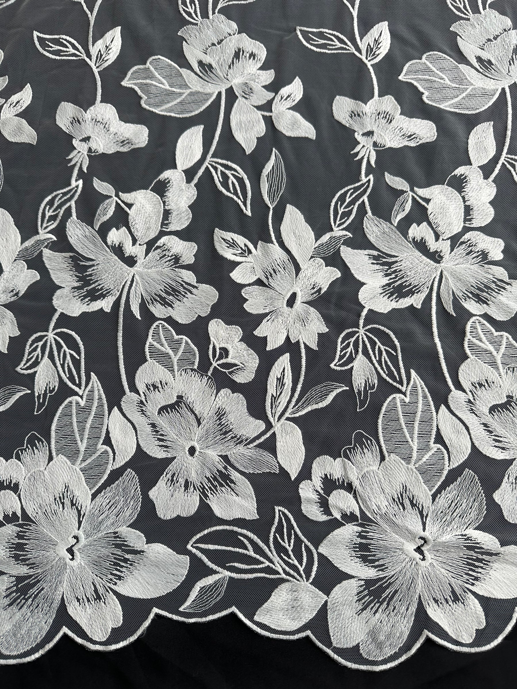 Elfenbeinfarbene bestickte Spitze - EB5049