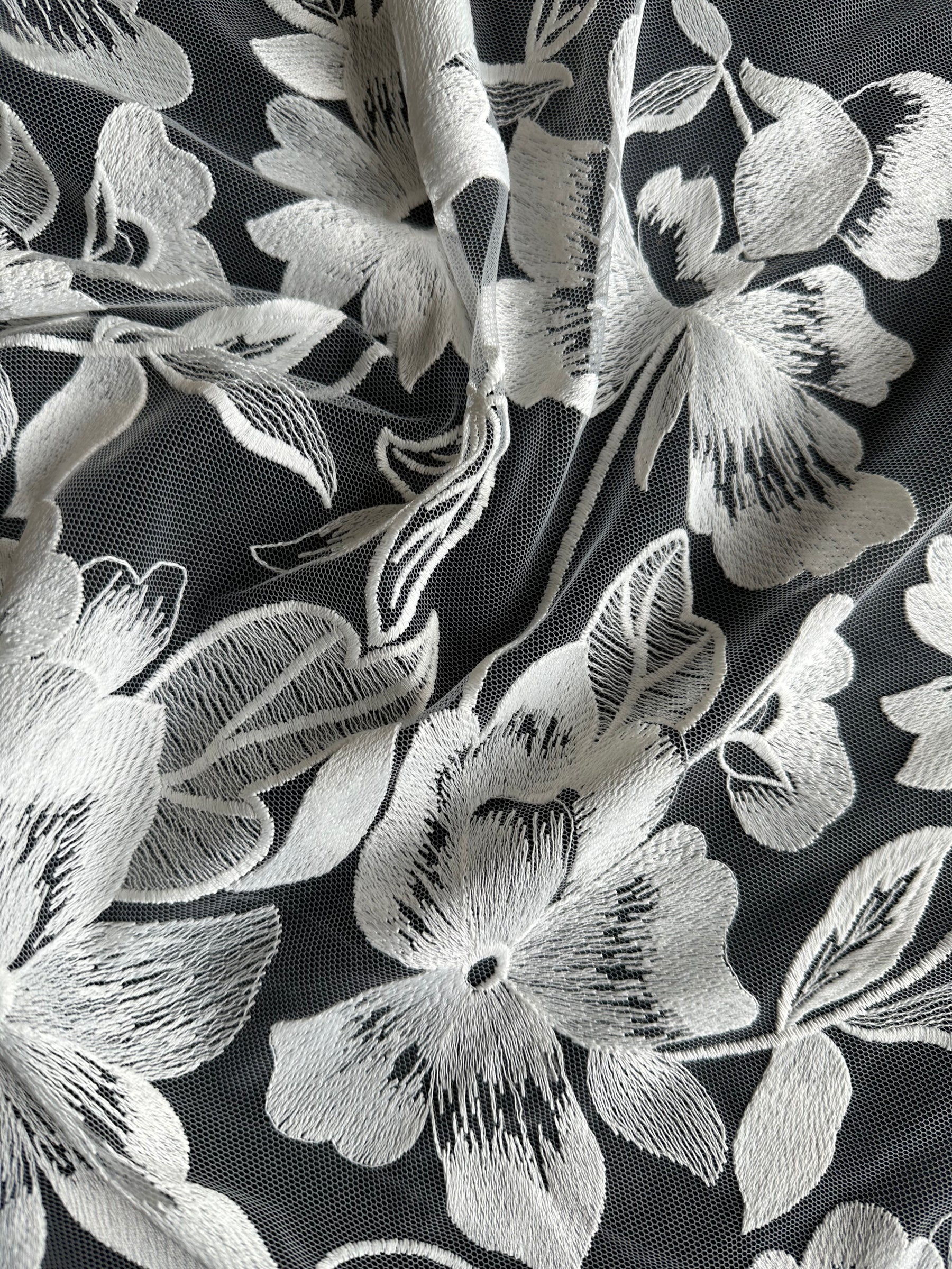 Elfenbeinfarbene bestickte Spitze - EB5049