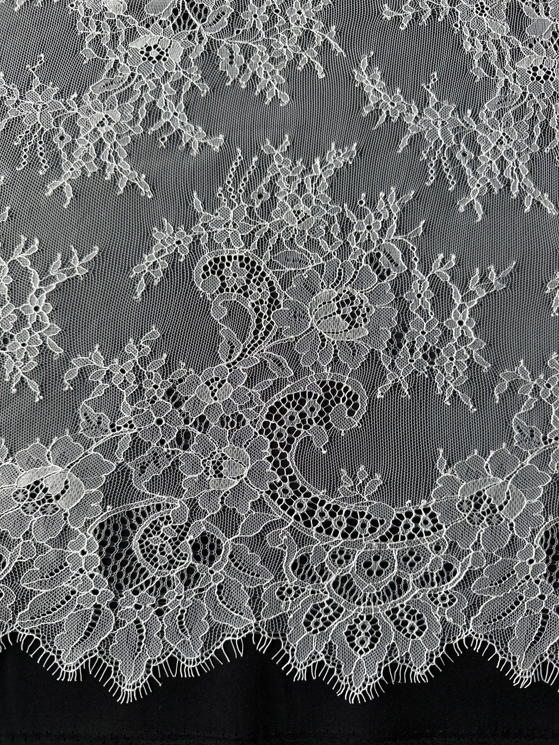 Elfenbeinfarbene Raschelspitze - P157