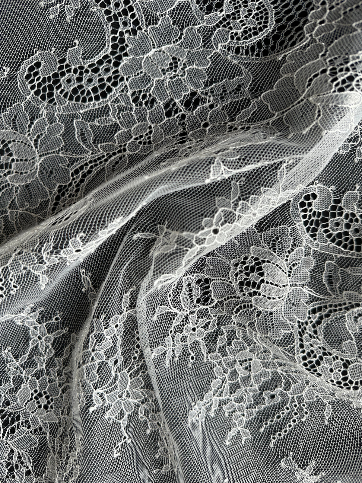 Elfenbeinfarbene Raschelspitze - P157
