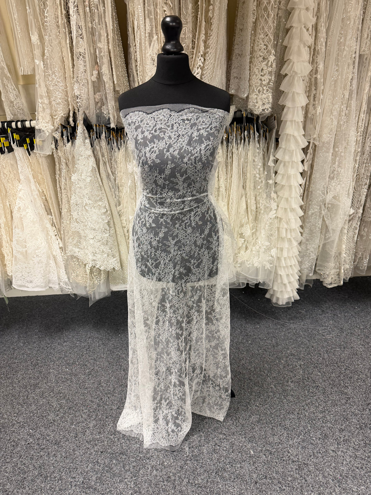 Elfenbeinfarbene Chantilly-Spitze – Diallo