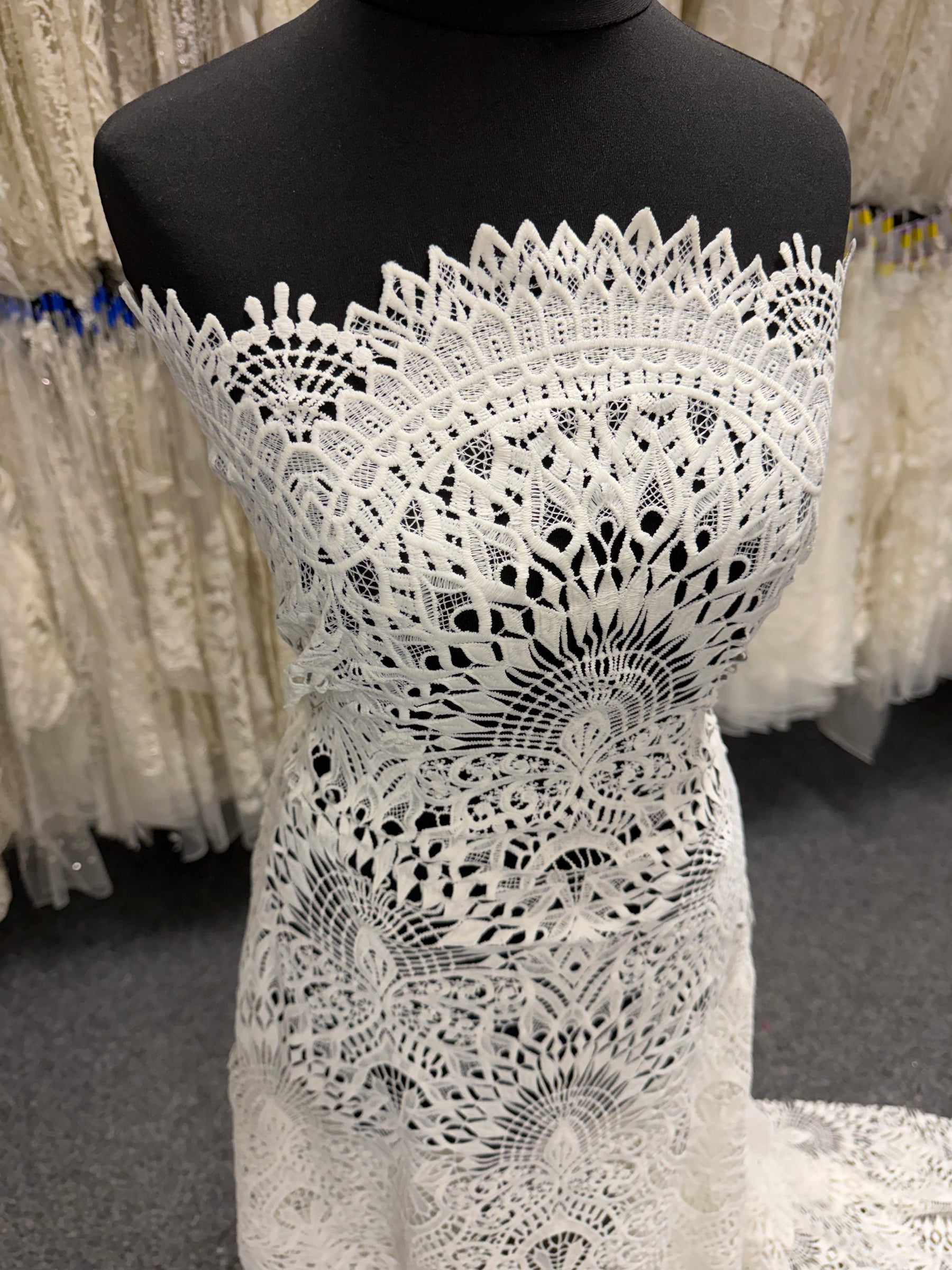 Elfenbeinfarbene Spitze mit recyceltem Polyester – LB2014