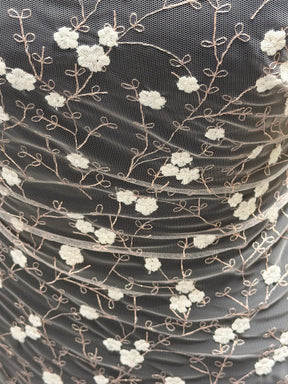 Rosa Tüll mit elfenbeinfarbener und rosa bestickter Spitze – EU5004