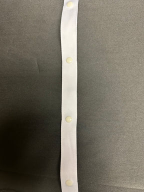 Weißes 100-mm-Druckknopfband - A83