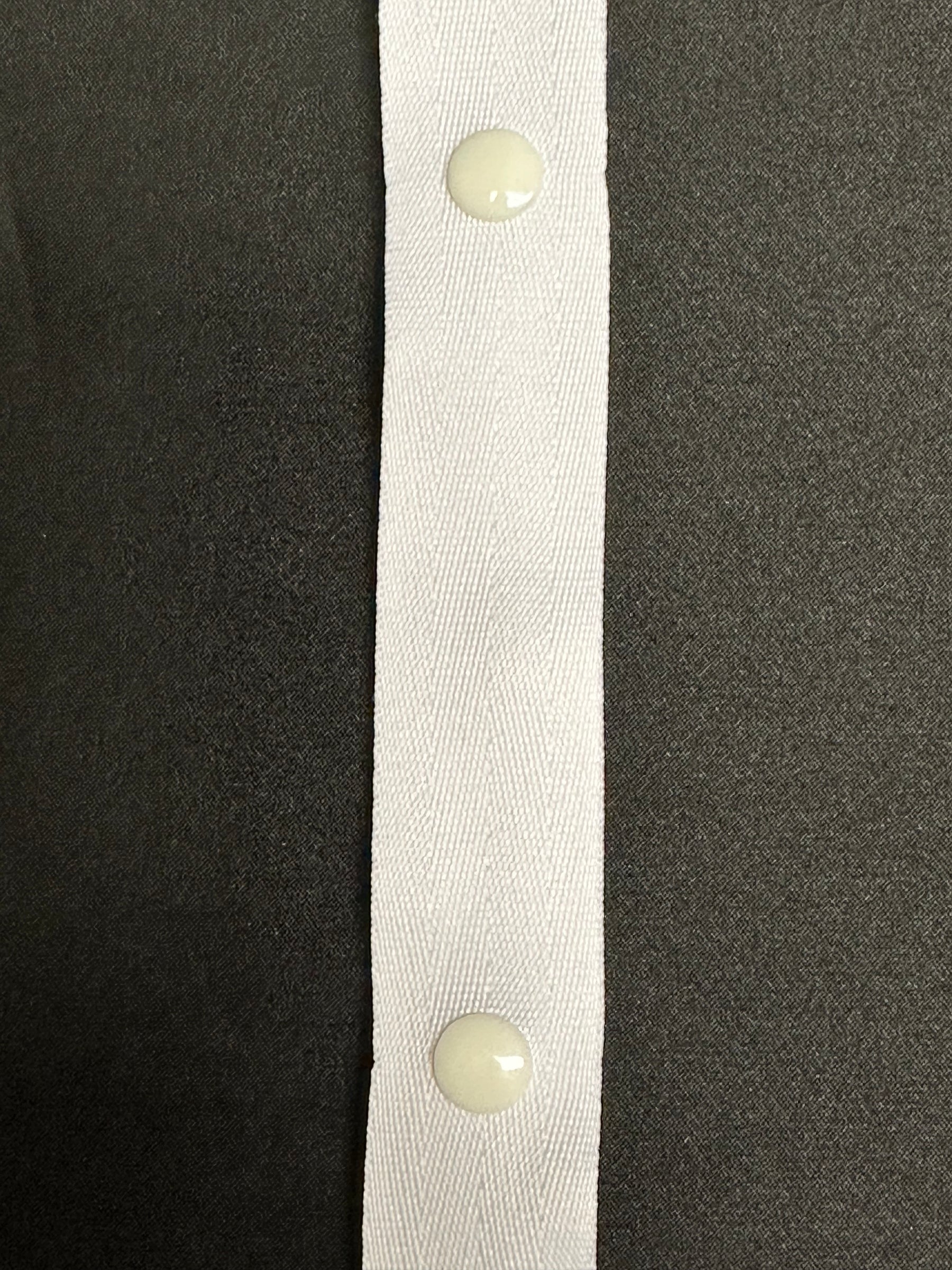Weißes 100-mm-Druckknopfband - A83