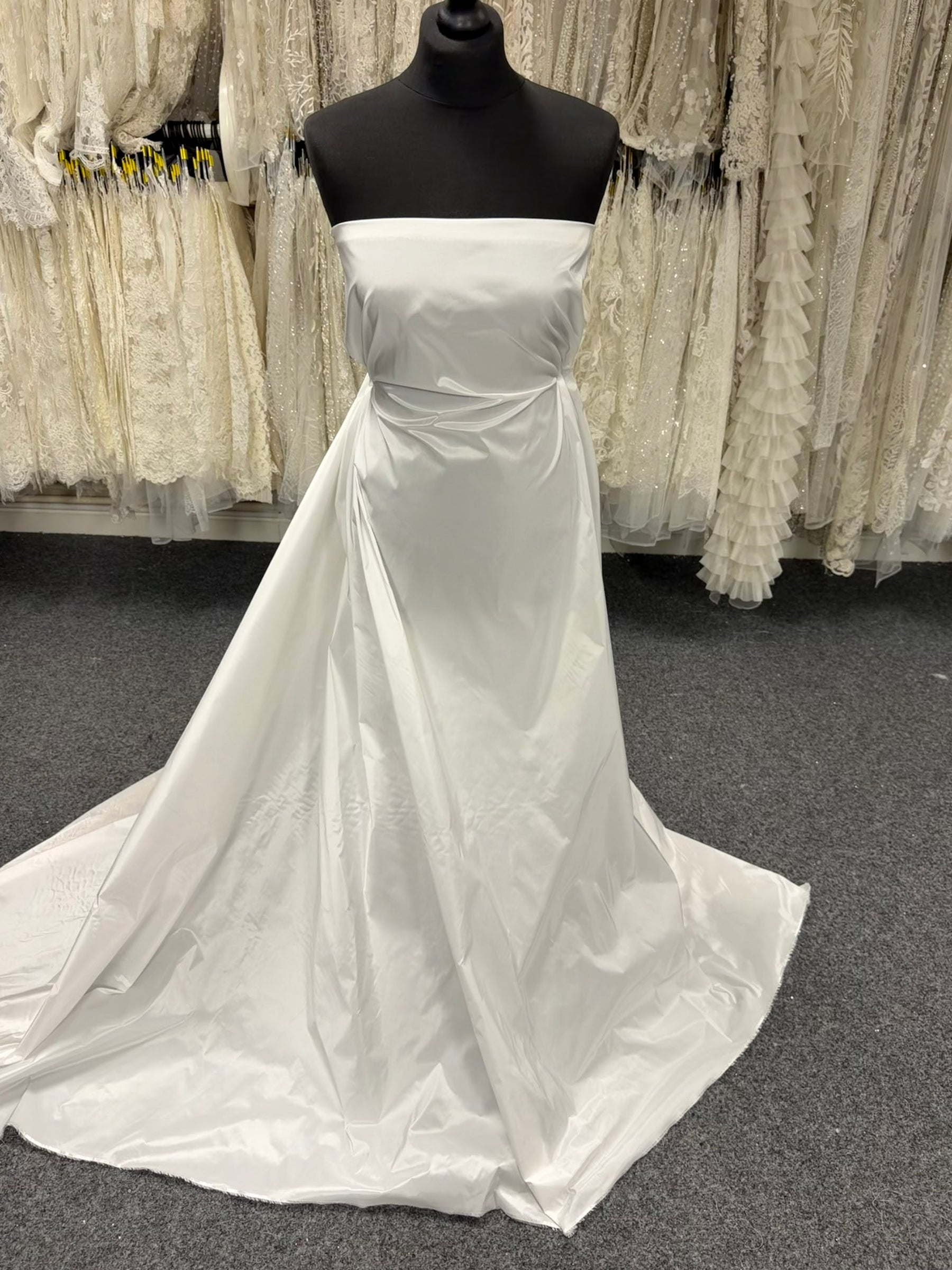 Blass elfenbeinfarbener Polyester-Taft - P599