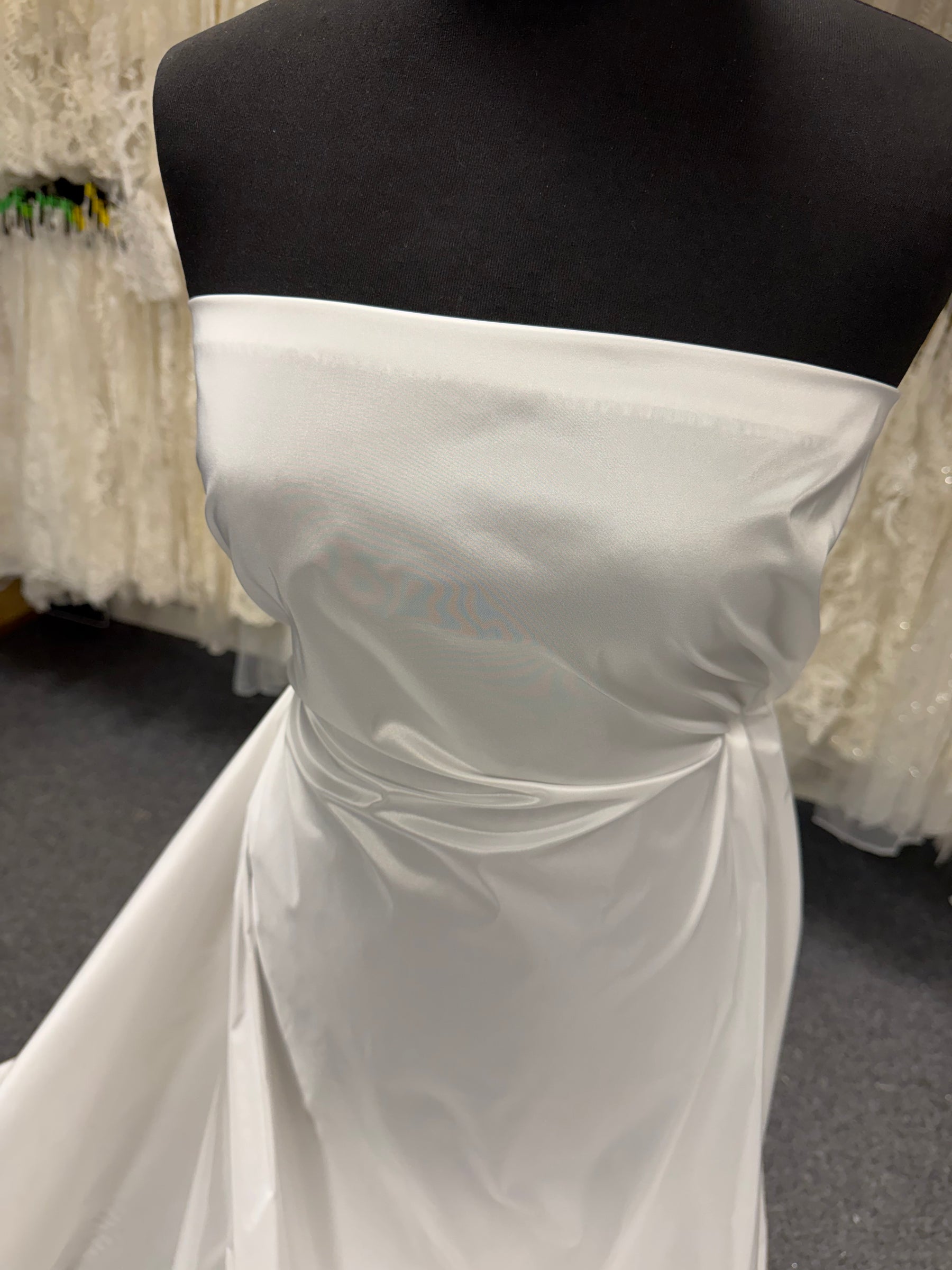 Blass elfenbeinfarbener Polyester-Taft - P599