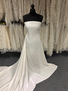 Elfenbeinfarbener Polyester-Crêpe mit Satinrücken - P60