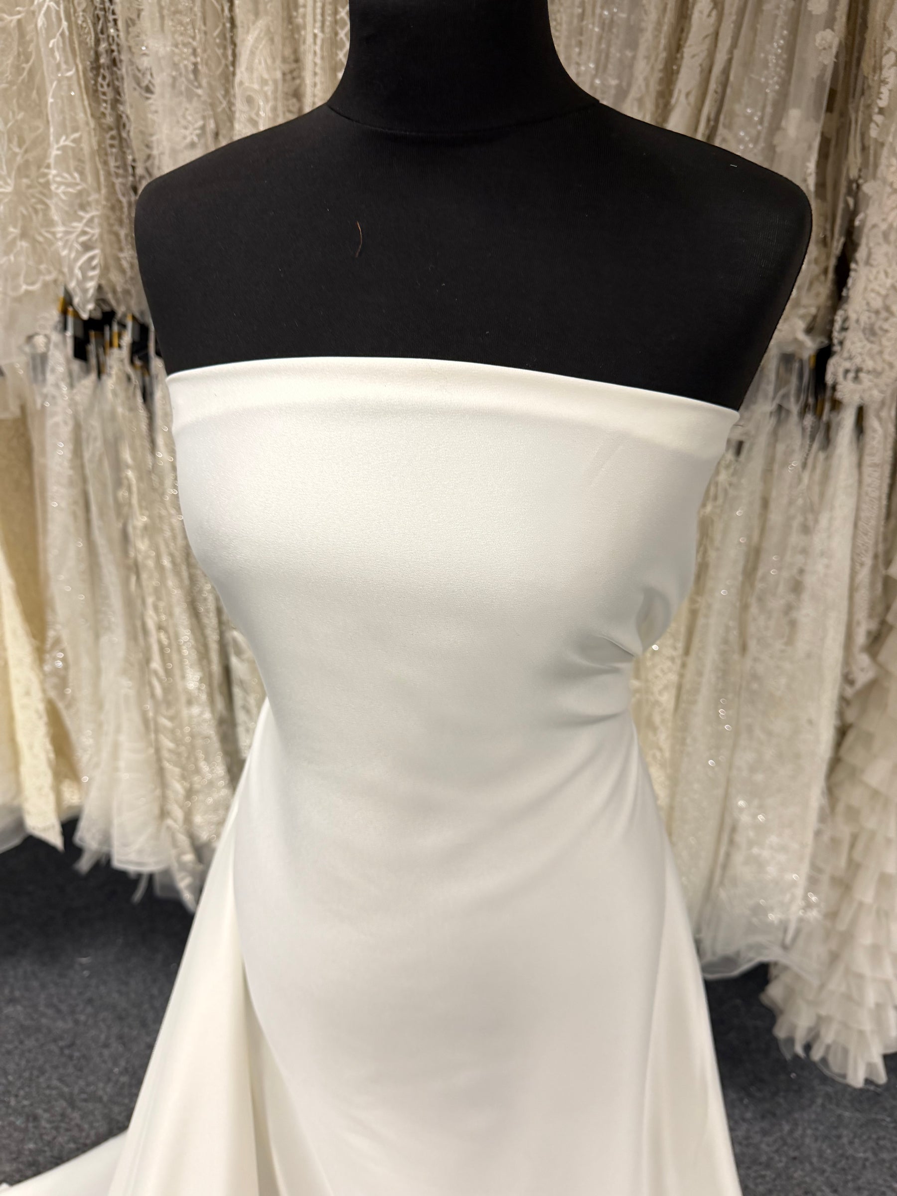 Elfenbeinfarbener Polyester-Crêpe mit Satinrücken - P60