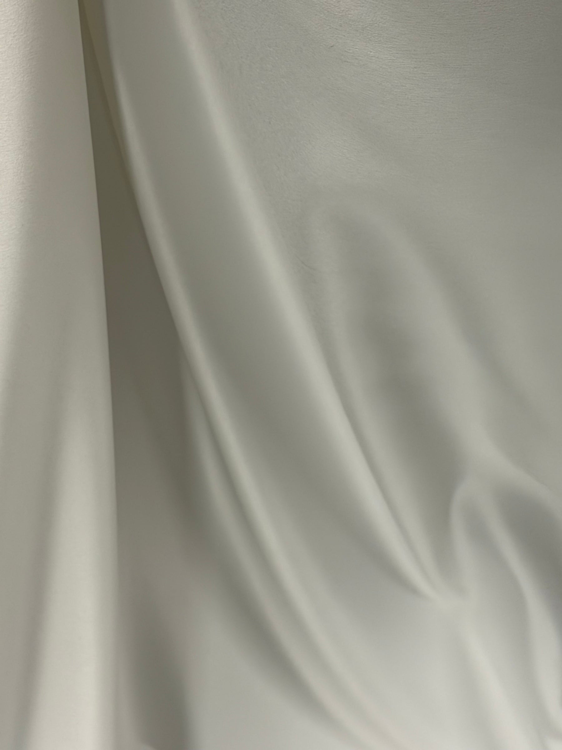 Elfenbeinfarbener Polyester-Crêpe mit Satinrücken - P60