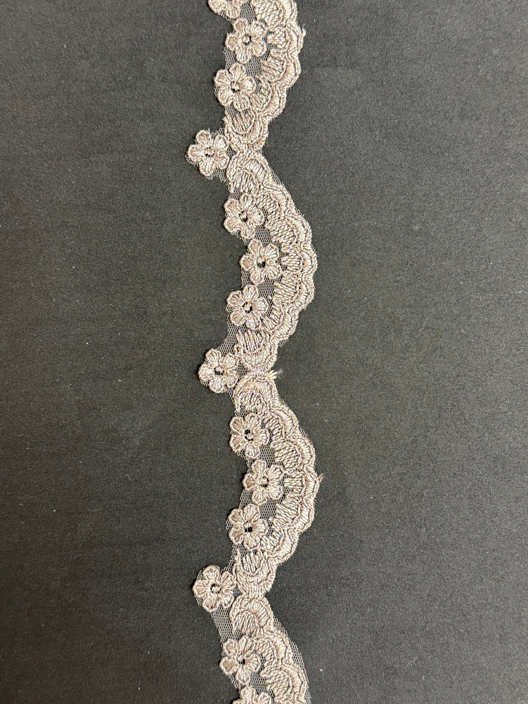 Taupefarbene Kordeleinfassung - T782