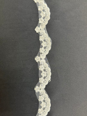 Elfenbeinfarbene Paillettenborte mit Kordel - T713