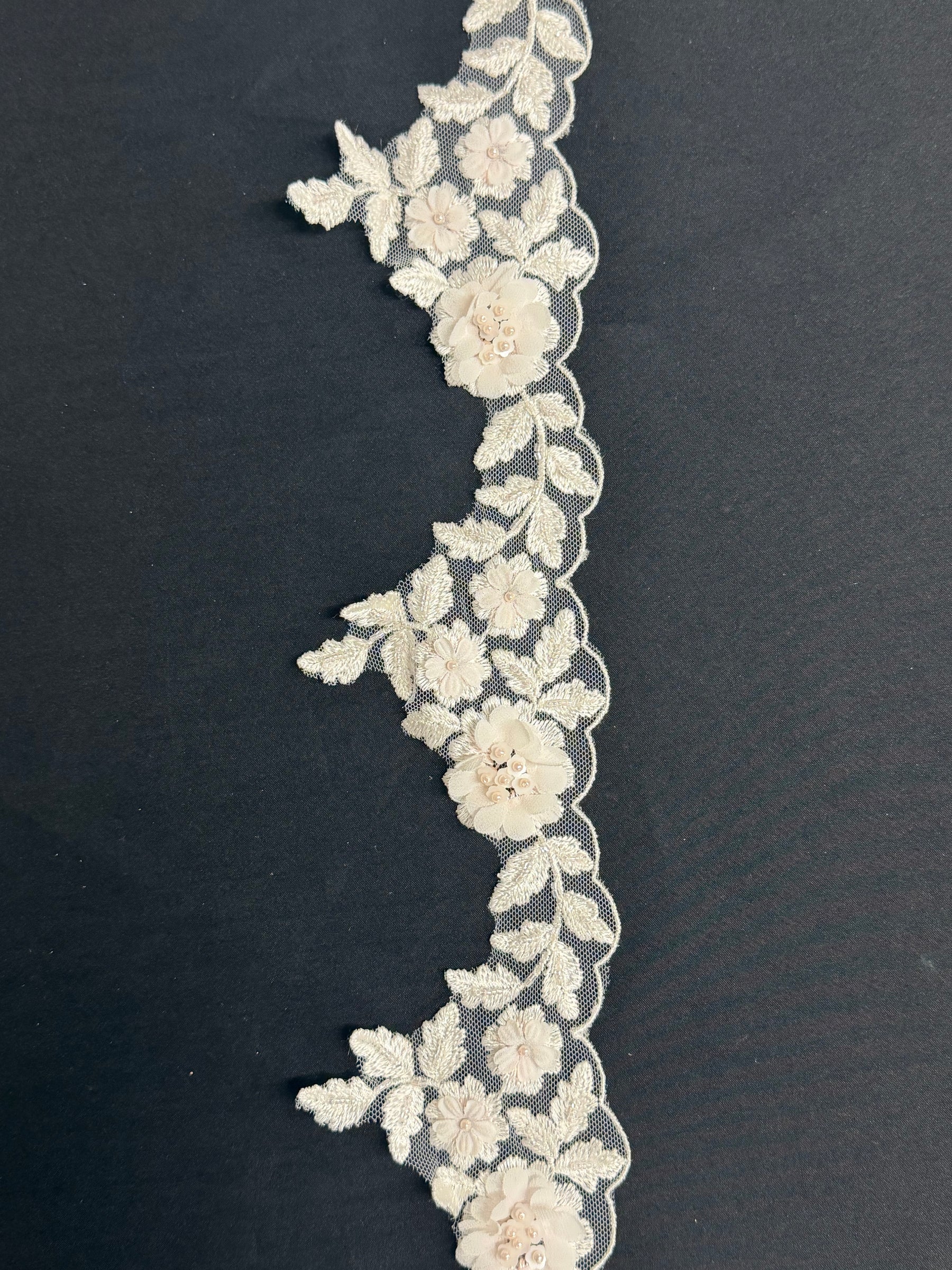 Elfenbein/Rosa 3D-Perlen-Spitzenborte - T714