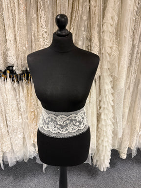 Elfenbeinfarbener Chantilly-Spitzenbesatz – Amy