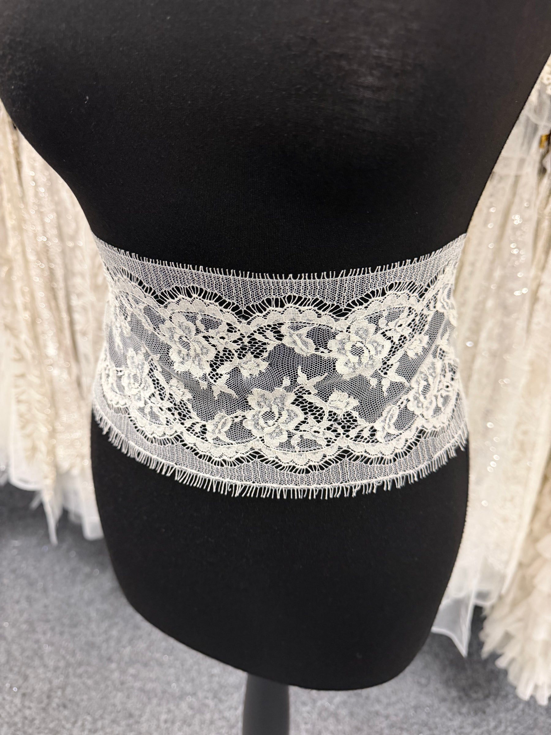 Elfenbeinfarbener Chantilly-Spitzenbesatz – Amy