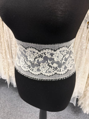 Elfenbeinfarbener Chantilly-Spitzenbesatz – Amy