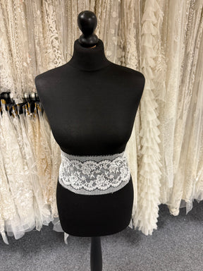 Elfenbeinfarbener Chantilly-Spitzenbesatz – Amy