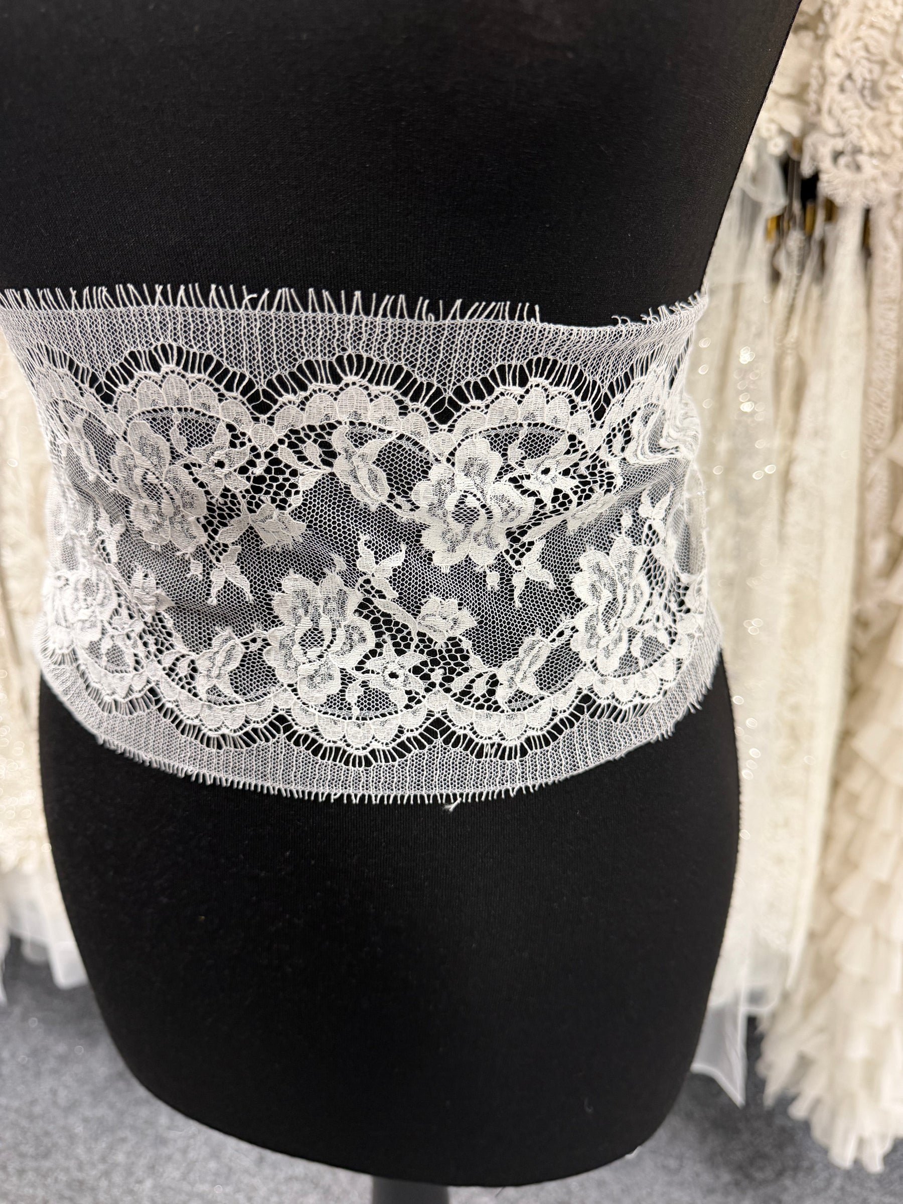 Elfenbeinfarbener Chantilly-Spitzenbesatz – Amy