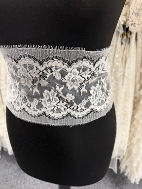 Elfenbeinfarbener Chantilly-Spitzenbesatz – Amy