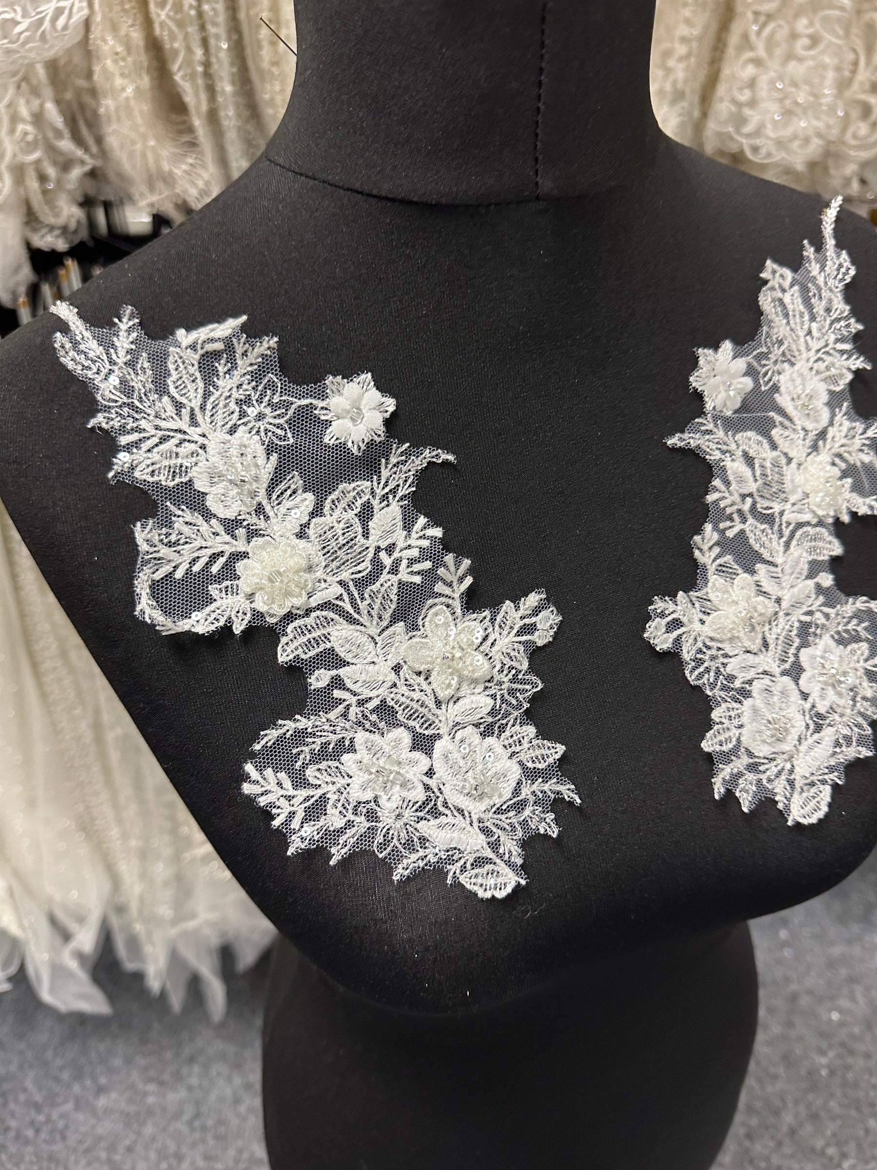 Elfenbeinfarbene Perlenspitzenapplikationen - MT4014