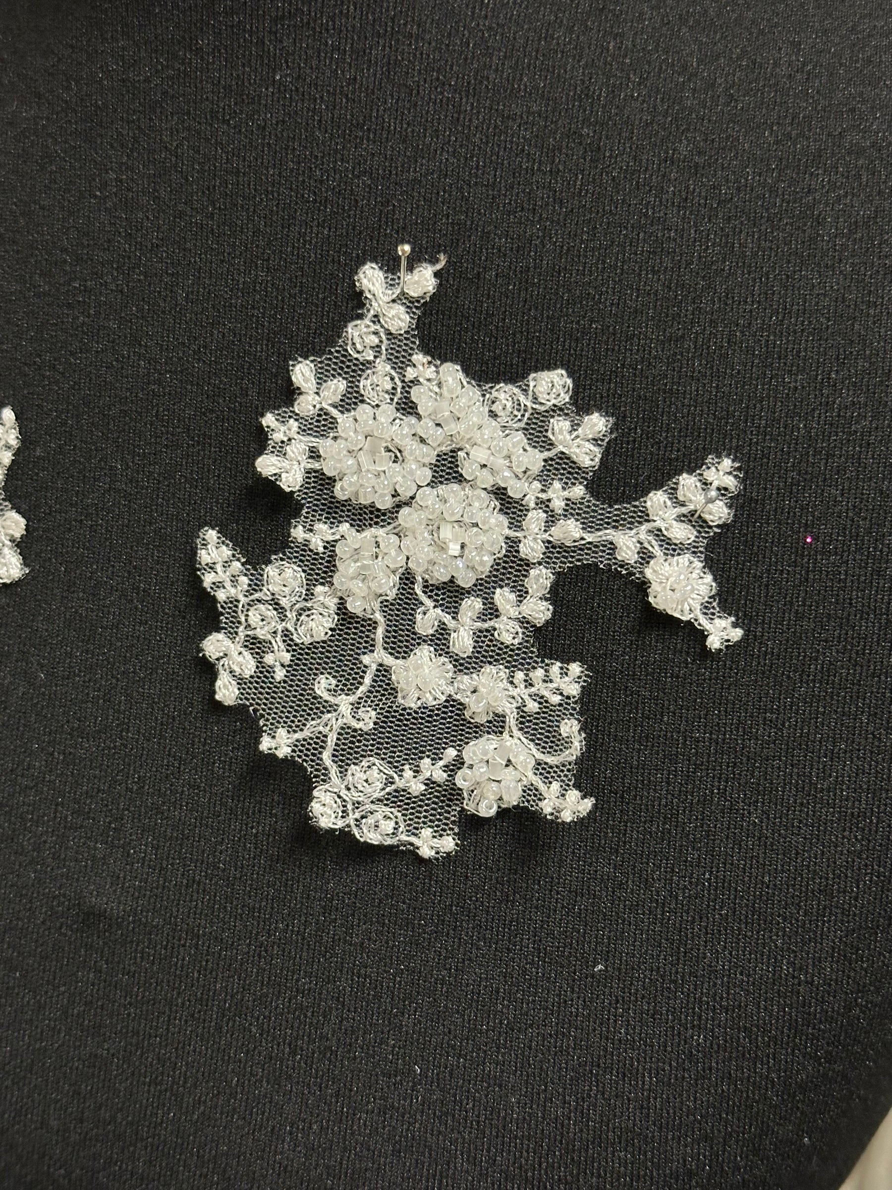 Elfenbeinfarbene florale Spitzenapplikationen – T24