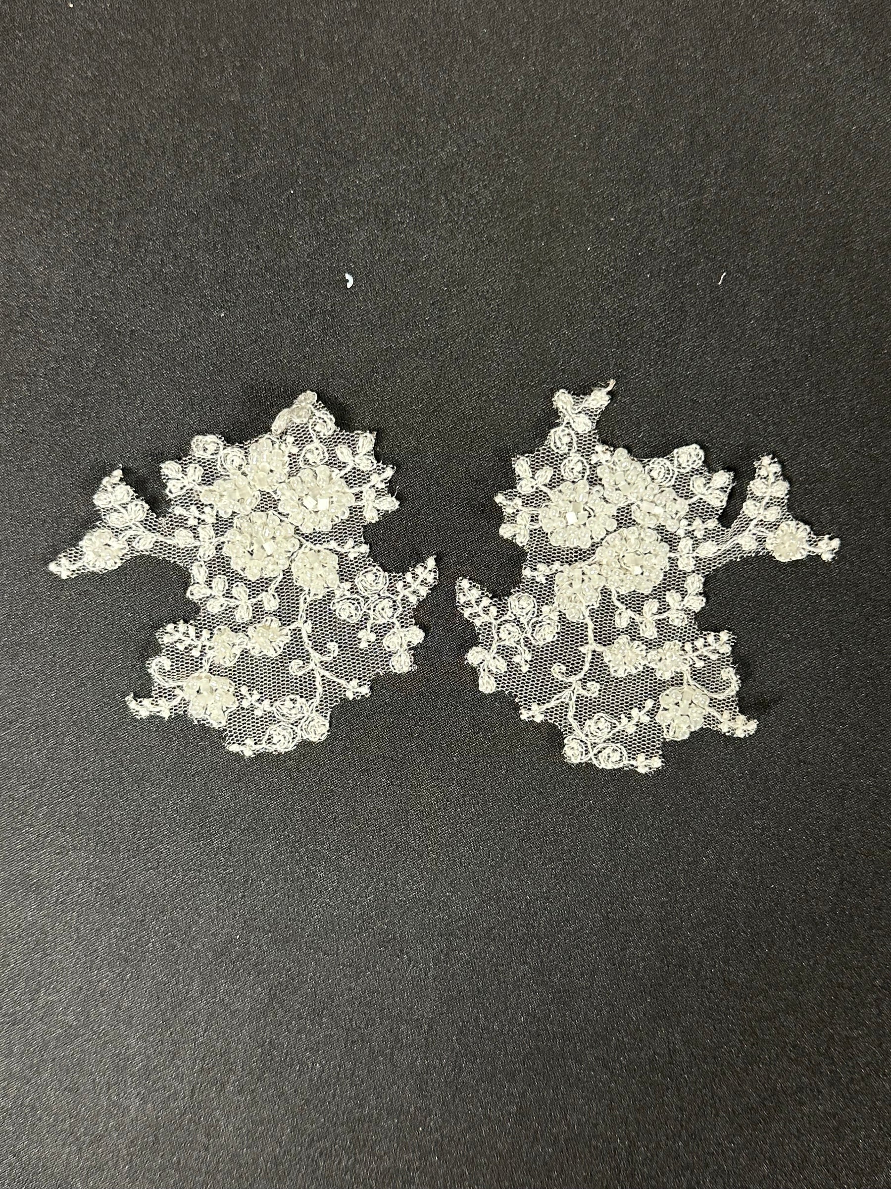 Elfenbeinfarbene florale Spitzenapplikationen – T24