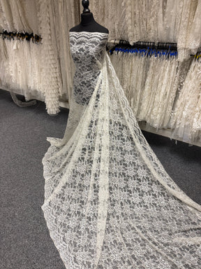 Elfenbein mit silberner Chantilly-Spitze - P208