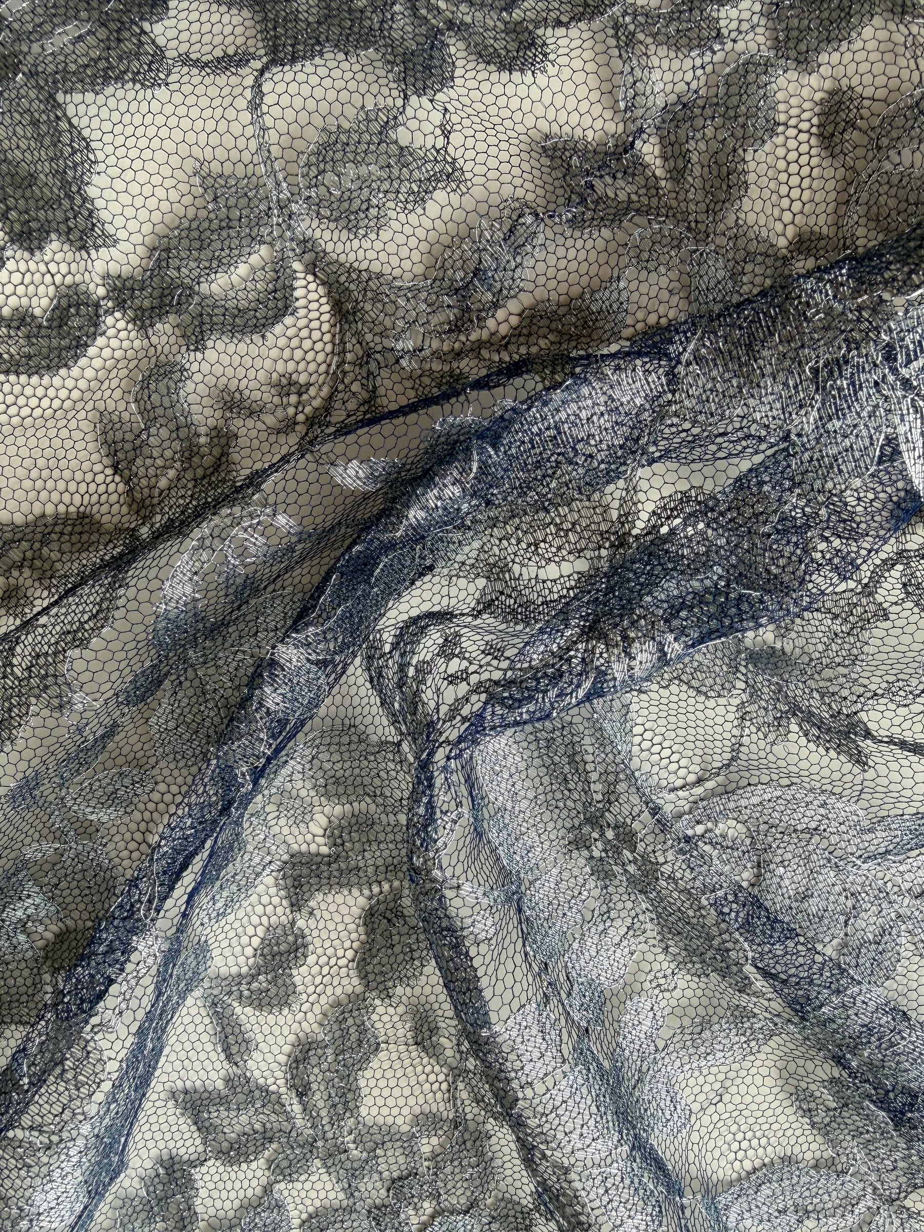 Marineblau mit silberner französischer Spitze – LA2002