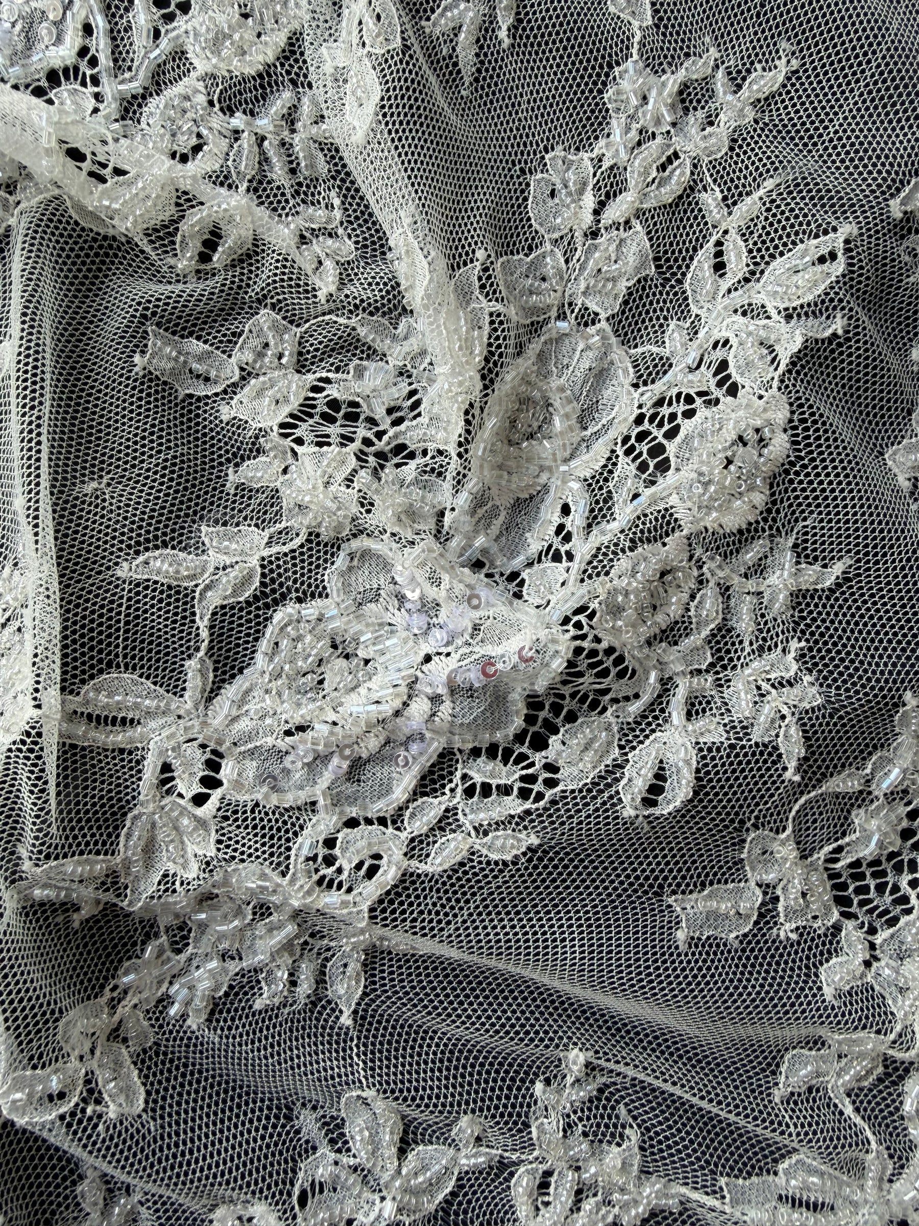 Elfenbeinfarbene handbestickte Raschel-Spitze – Jonelle