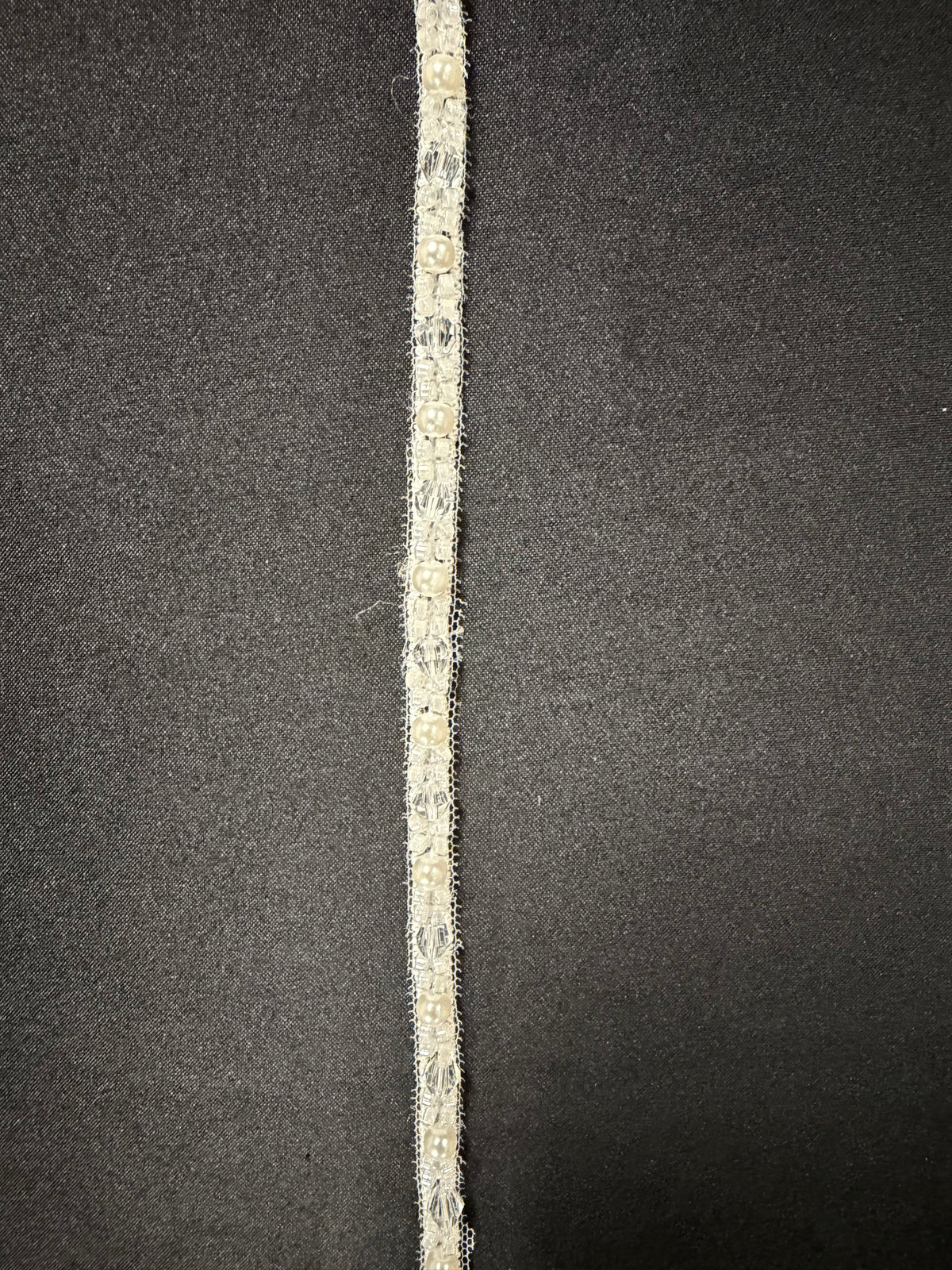 Elfenbeinfarbene perlenbesetzte Kleiderborte - T958