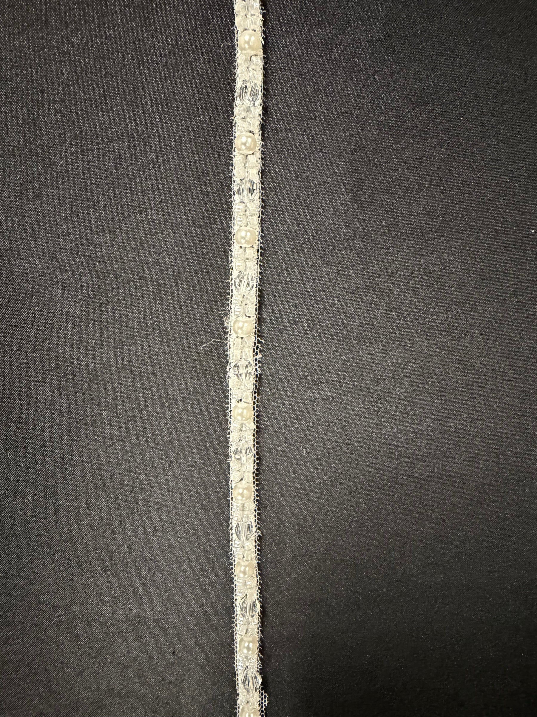 Elfenbeinfarbene perlenbesetzte Kleiderborte - T958
