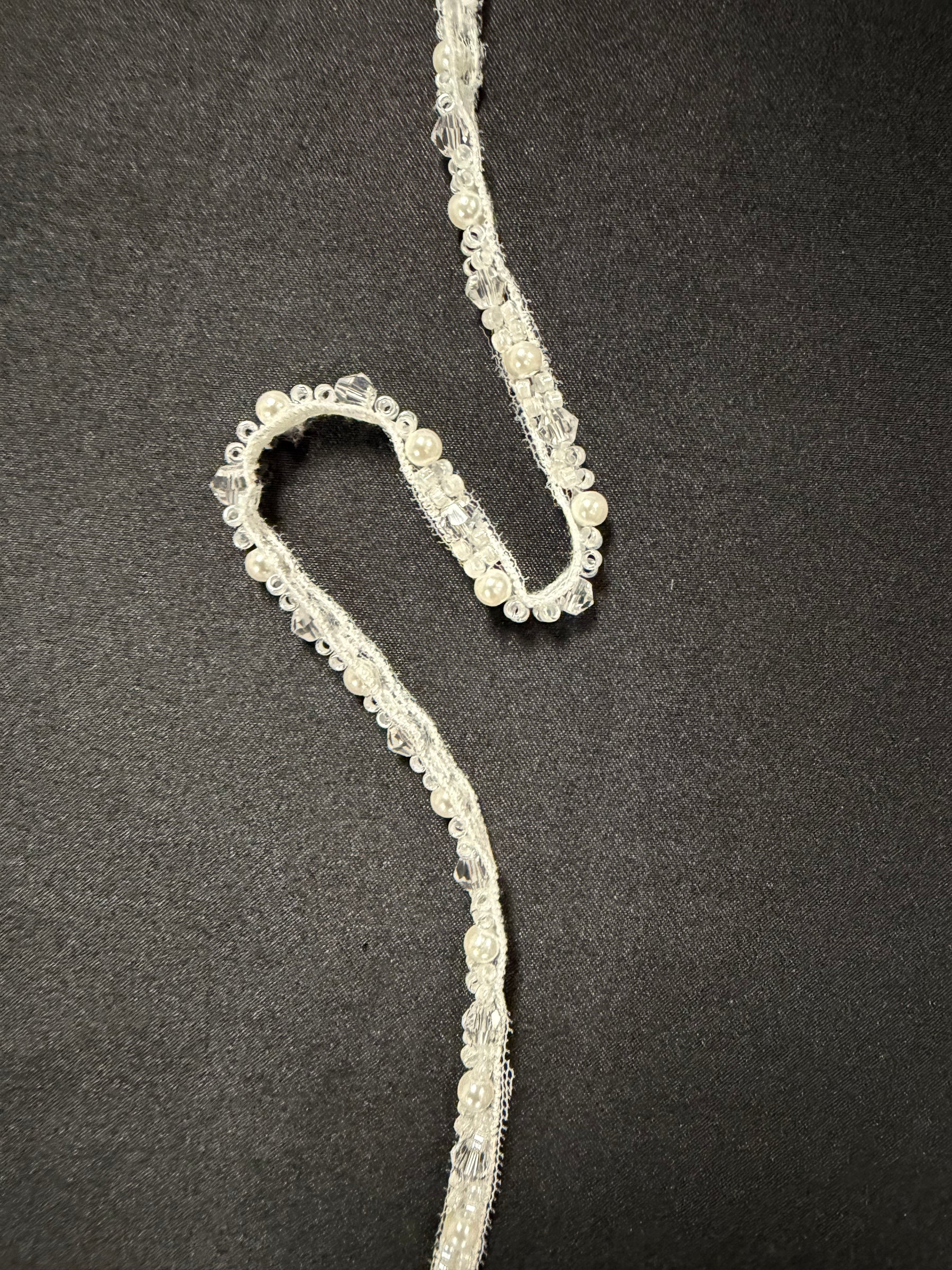 Elfenbeinfarbene perlenbesetzte Kleiderborte - T958
