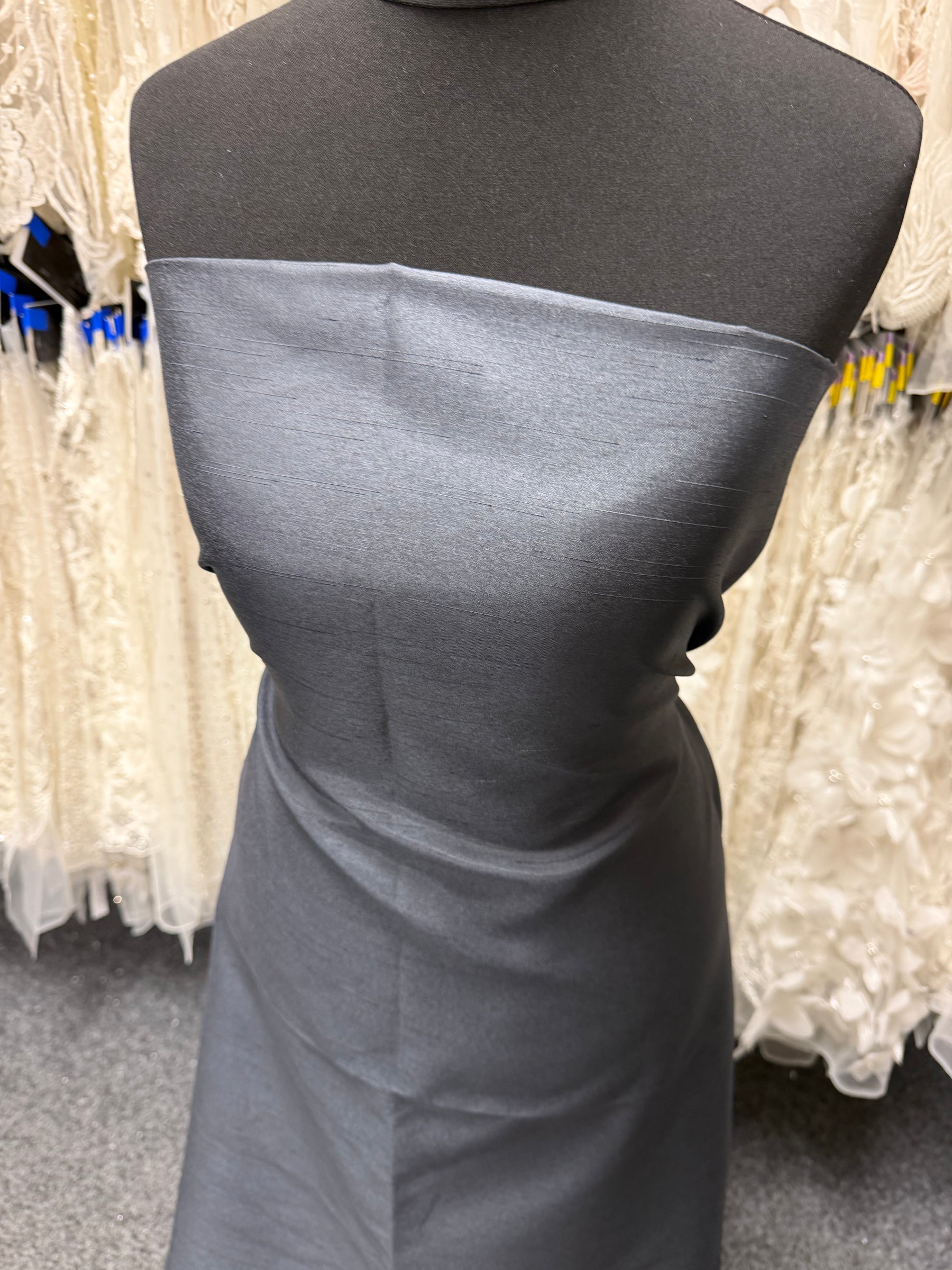 Anthrazitfarbenes Dupion mit Polyester-Satin-Rückseite – Klarheit (P967)