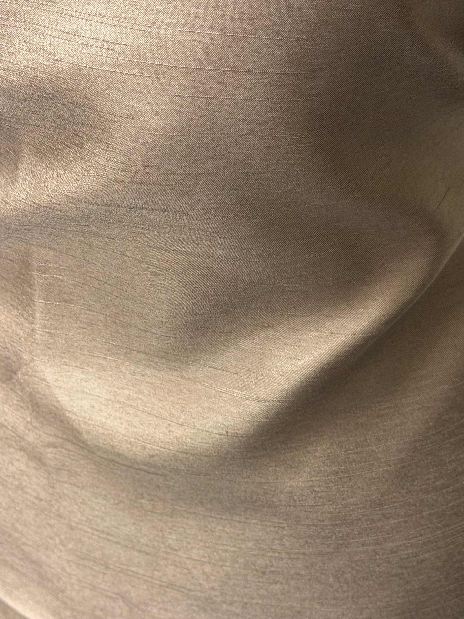 Taupefarbenes Dupion mit Polyester-Satin-Rückseite – Klarheit (P967)
