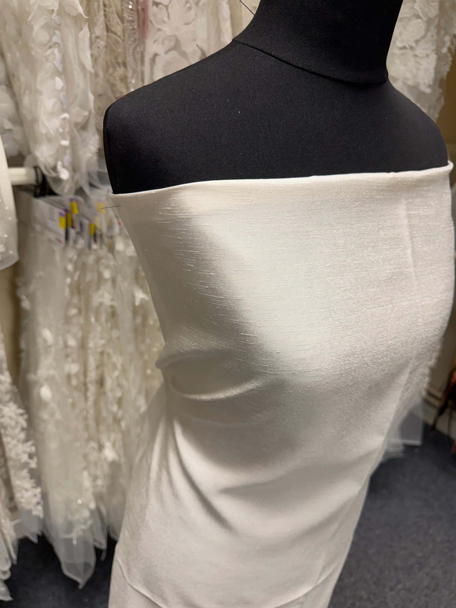 Elfenbeinfarbenes Dupion mit Polyester-Satin-Rückseite – Klarheit (P967)