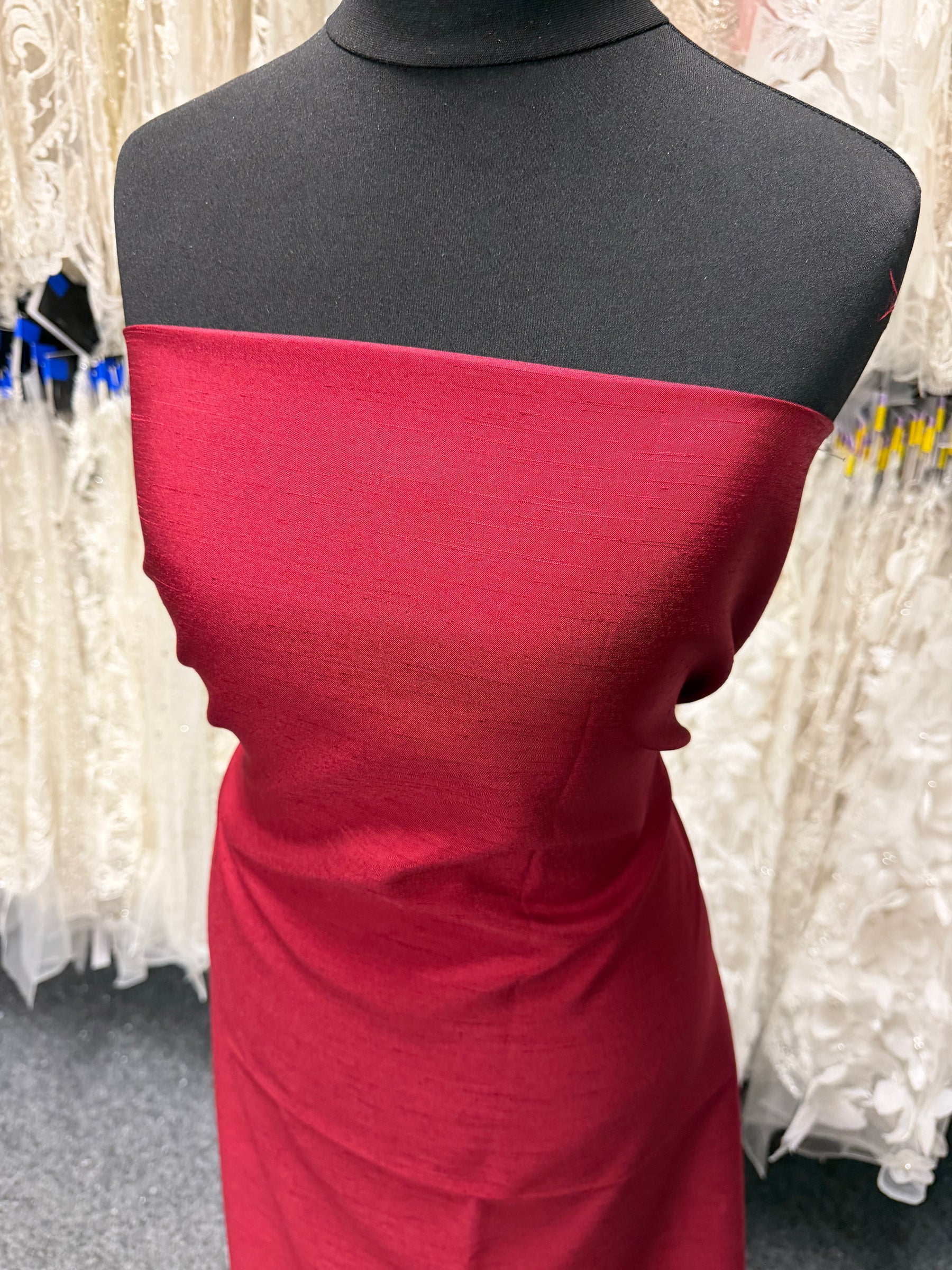 Rubinroter Polyester-Dupion mit Satinrücken - Klarheit (P967)