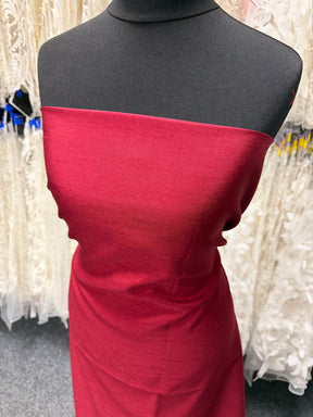 Rubinroter Polyester-Dupion mit Satinrücken - Klarheit (P967)