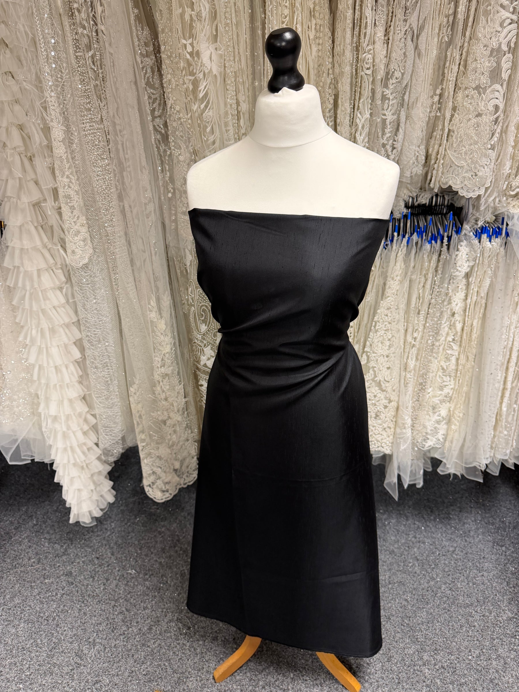 Schwarzer Polyester-Dupion mit Satinrücken - Klarheit (P967)