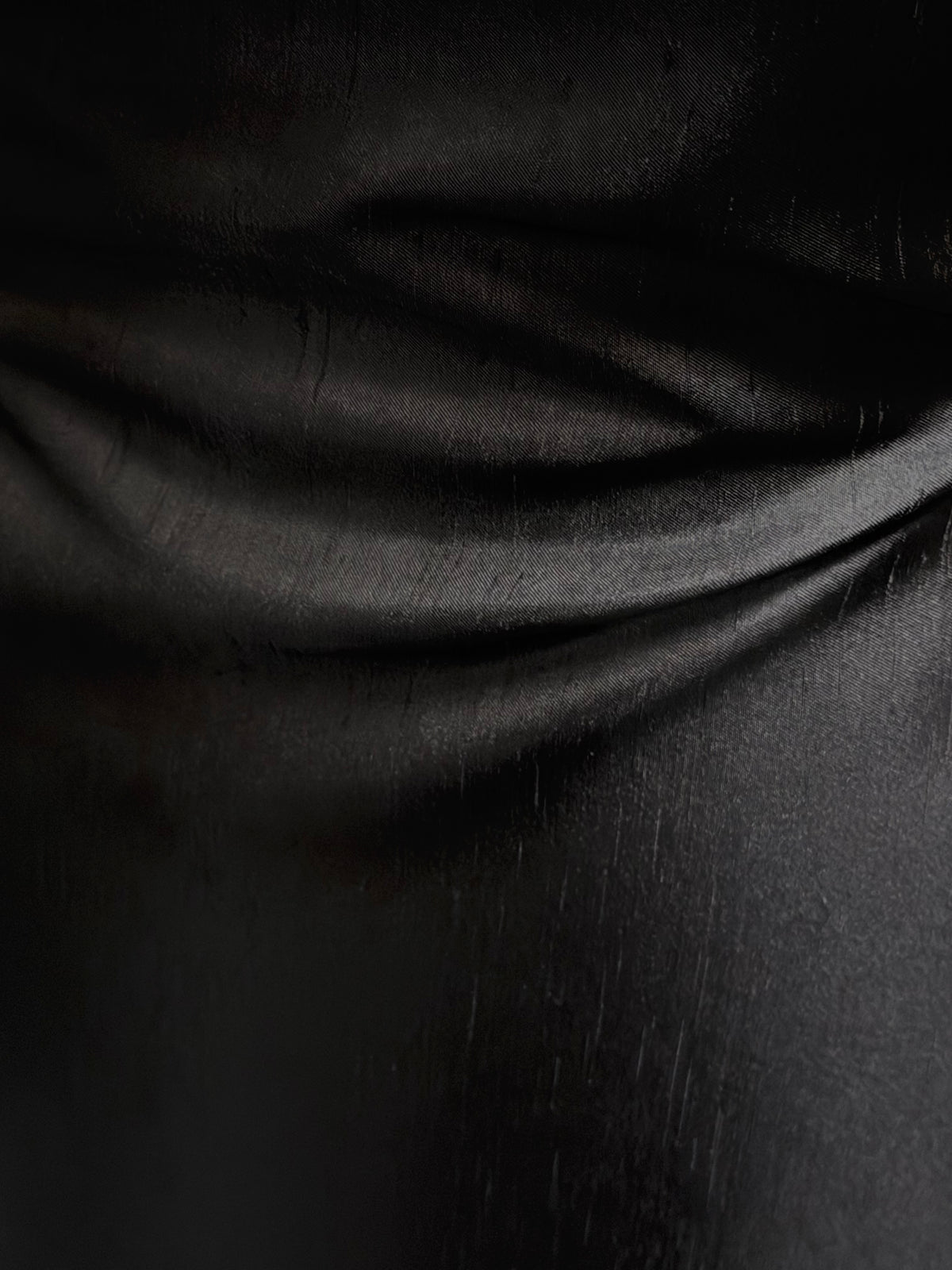 Schwarzer Polyester-Dupion mit Satinrücken - Klarheit (P967)