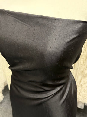 Schwarzer Polyester-Dupion mit Satinrücken - Klarheit (P967)