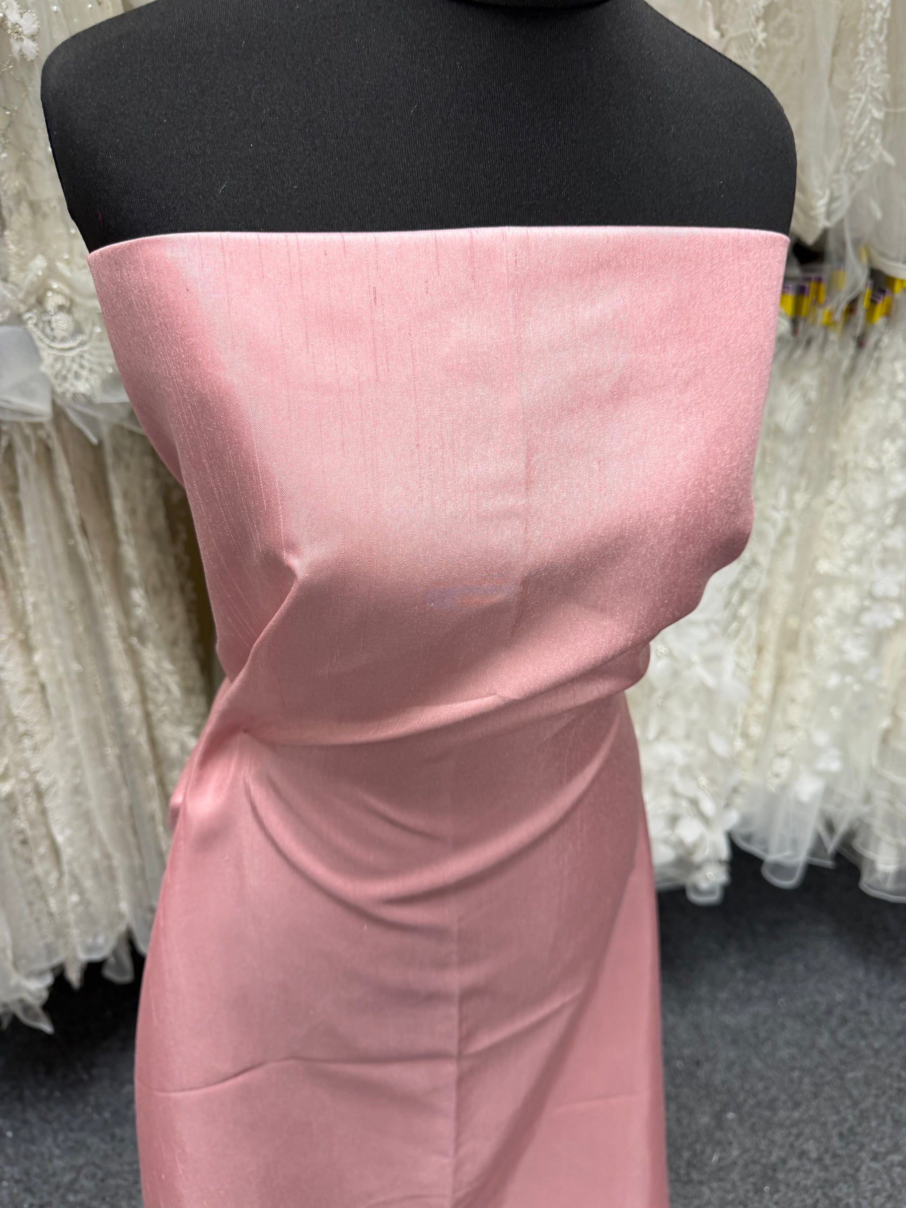 Hellrosa Dupion mit Polyester-Satin-Rückseite – Klarheit (P967)