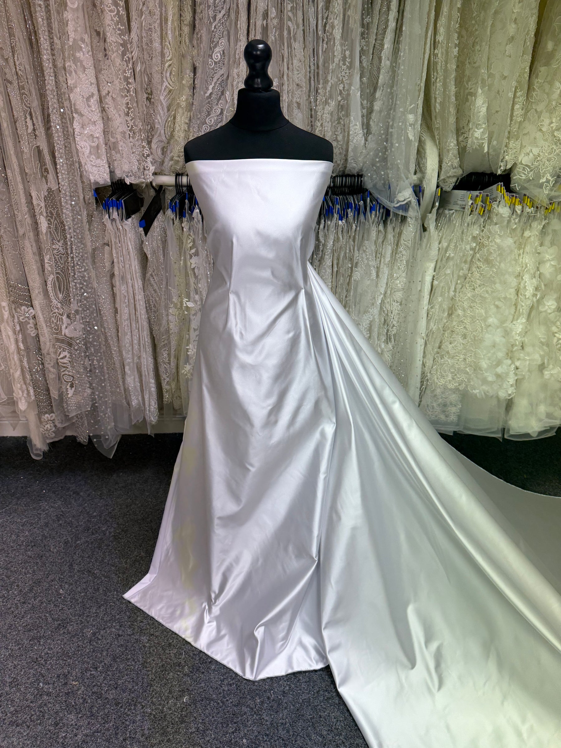 Elfenbeinfarbener Seiden-Duchesse-Satin - P752