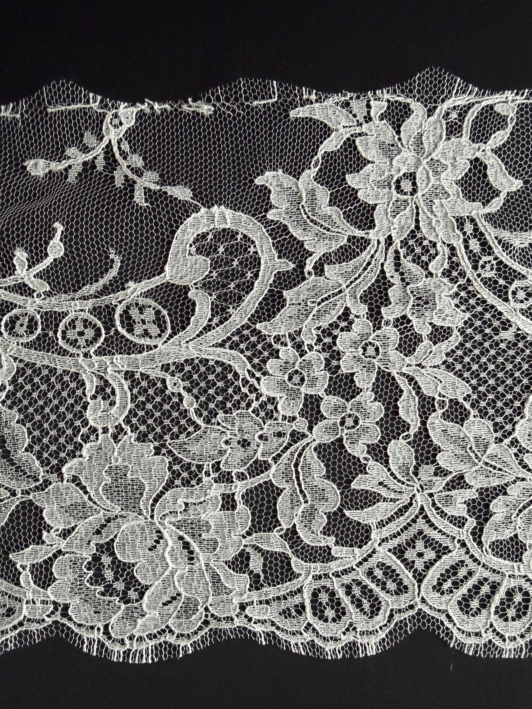 Blass elfenbeinfarbene Öko-Chantilly-Spitzenborte – Aveta