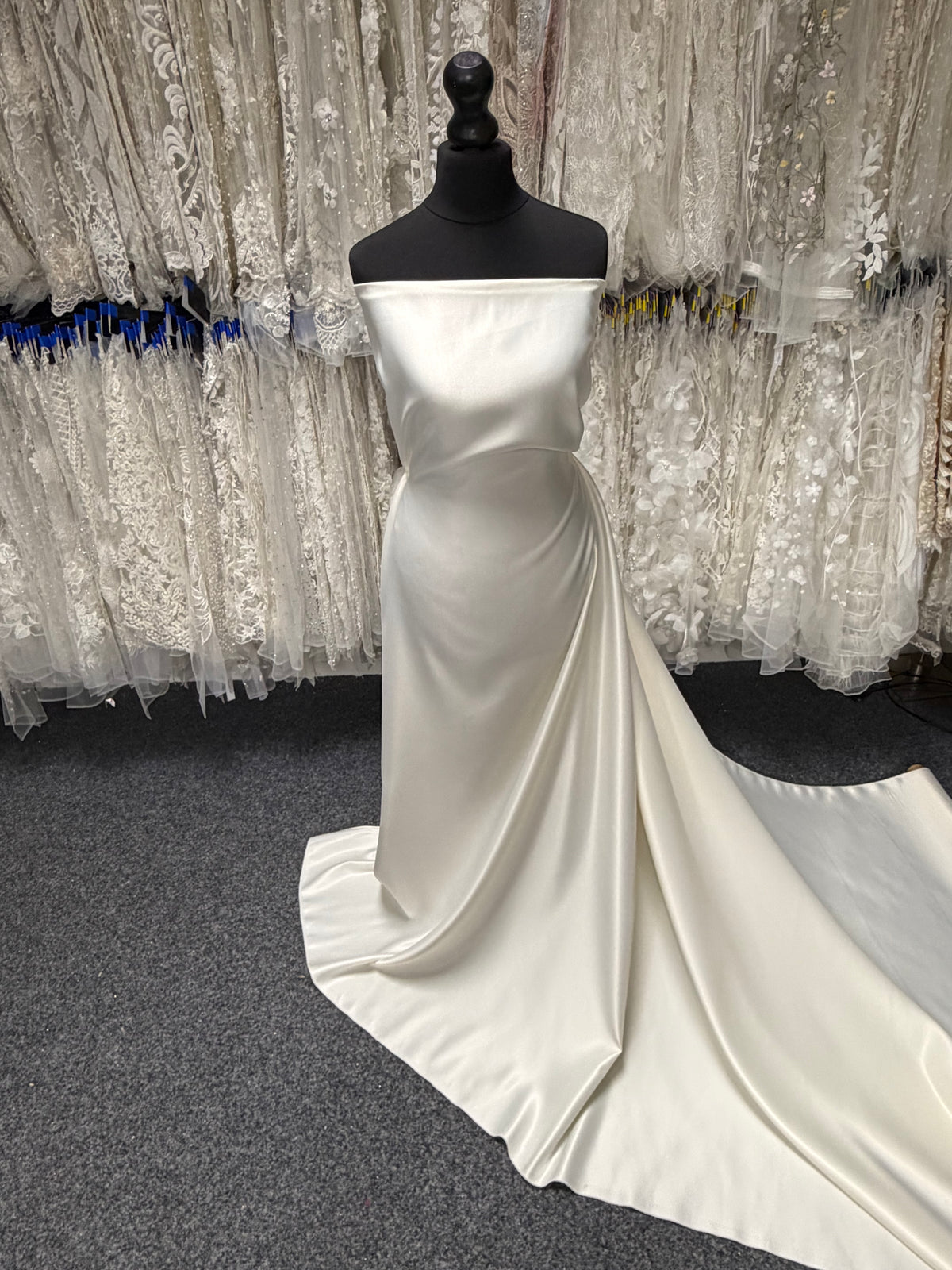 Elfenbeinfarbener Duchess Satin - P47