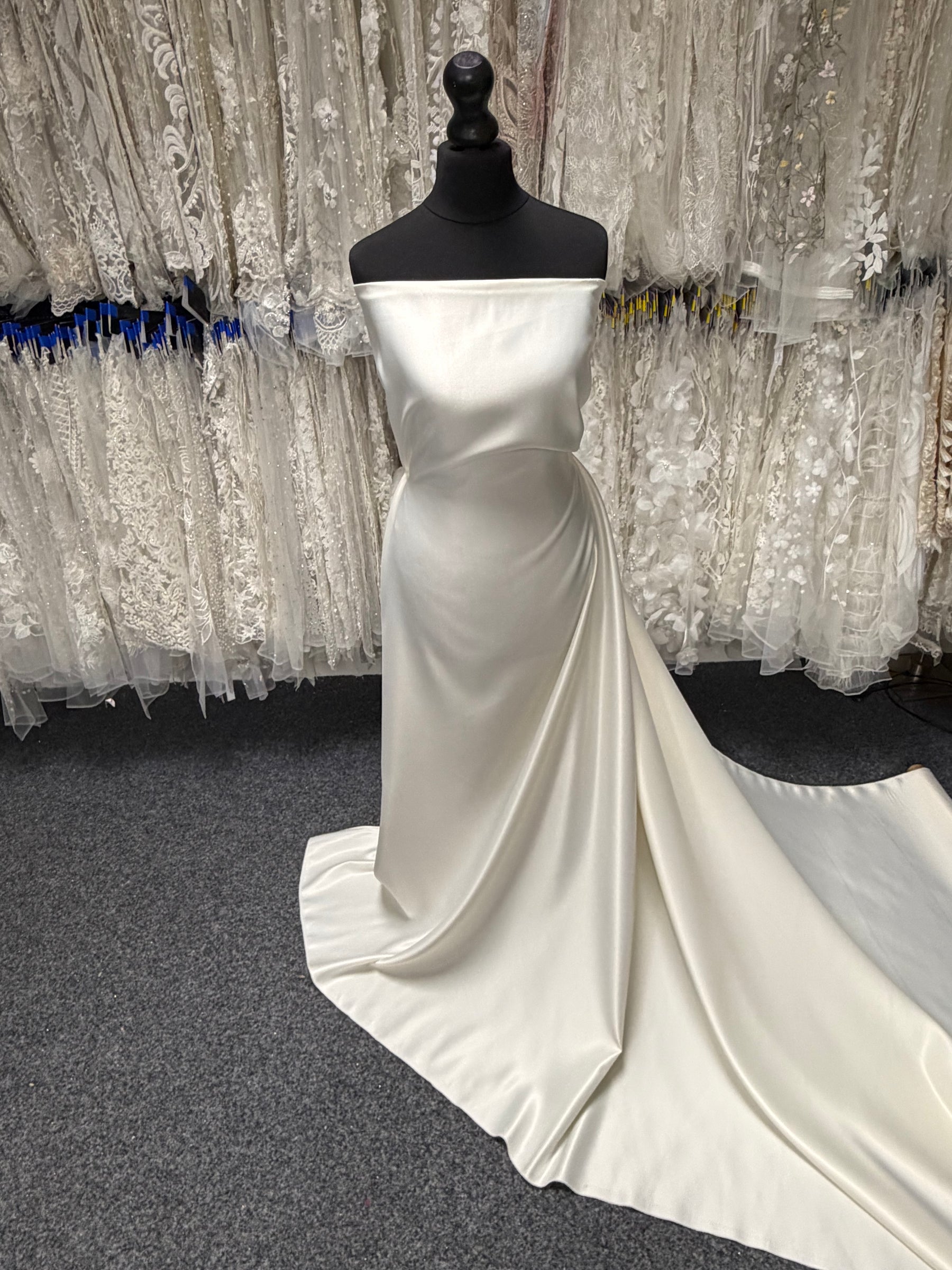 Elfenbeinfarbener Duchess Satin - P47