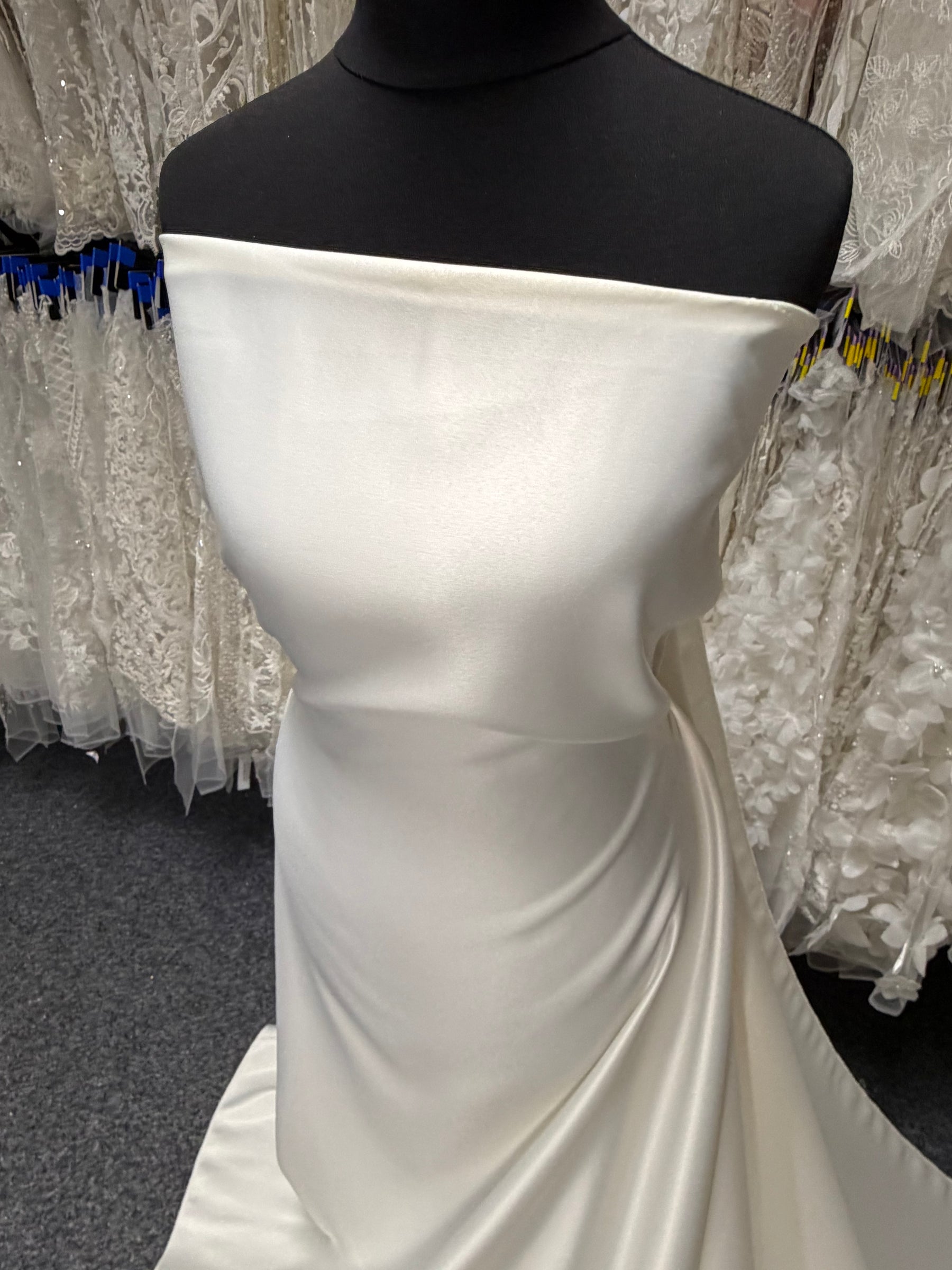 Elfenbeinfarbener Duchess Satin - P47