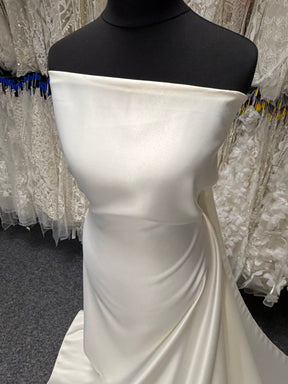Elfenbeinfarbener Duchess Satin - P47