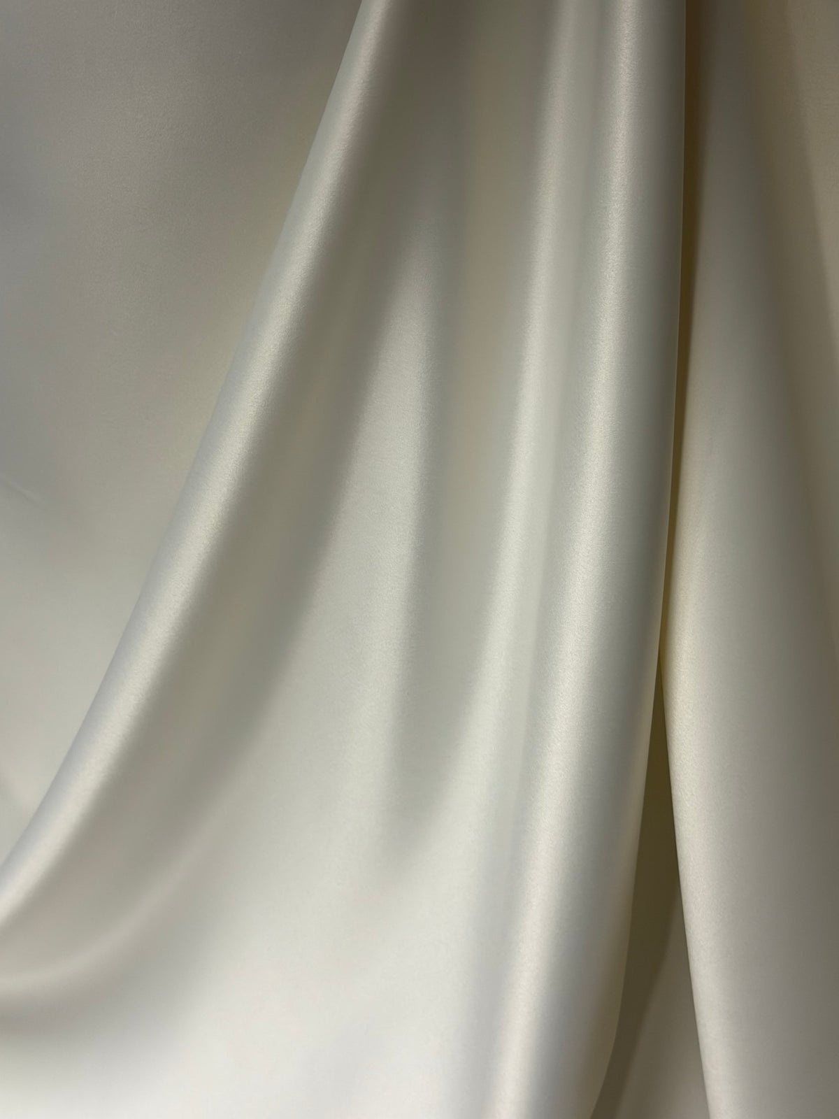 Elfenbeinfarbener Duchess Satin - P47